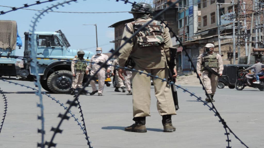 Central Govt orders withdrawal of 10,000 troops from J&K